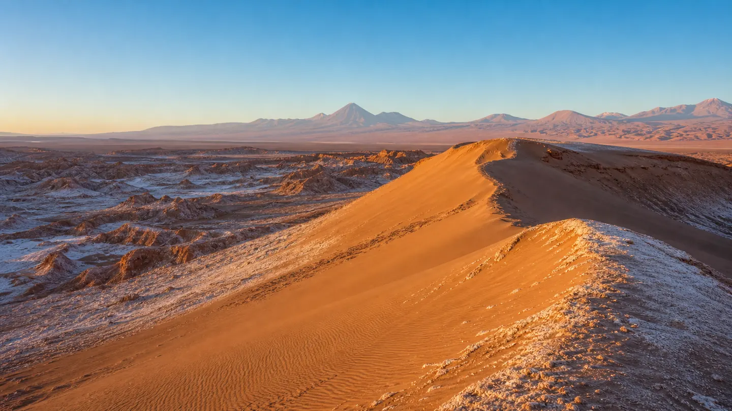 Curva de duna y depositos salinos en el Valle de la Luna con luz de tarde